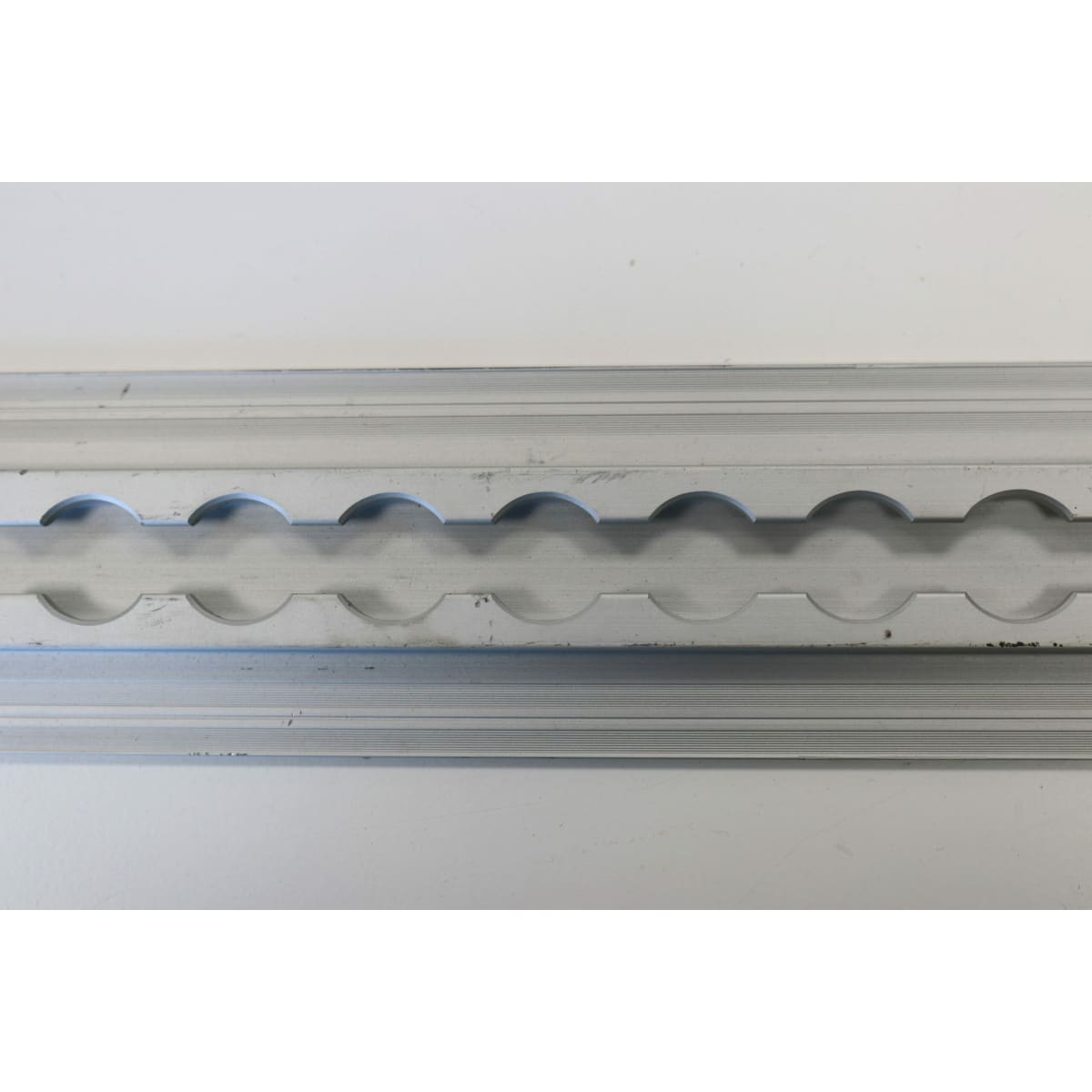 Rail aéronautique aluminium encastrable à ailettes